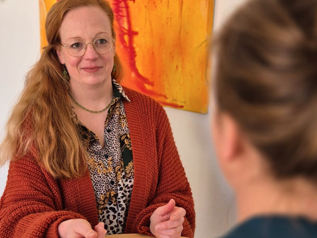 Daniela Roßdeutscher im Gespräch während einer Fachberatung oder Organisationsentwicklung.